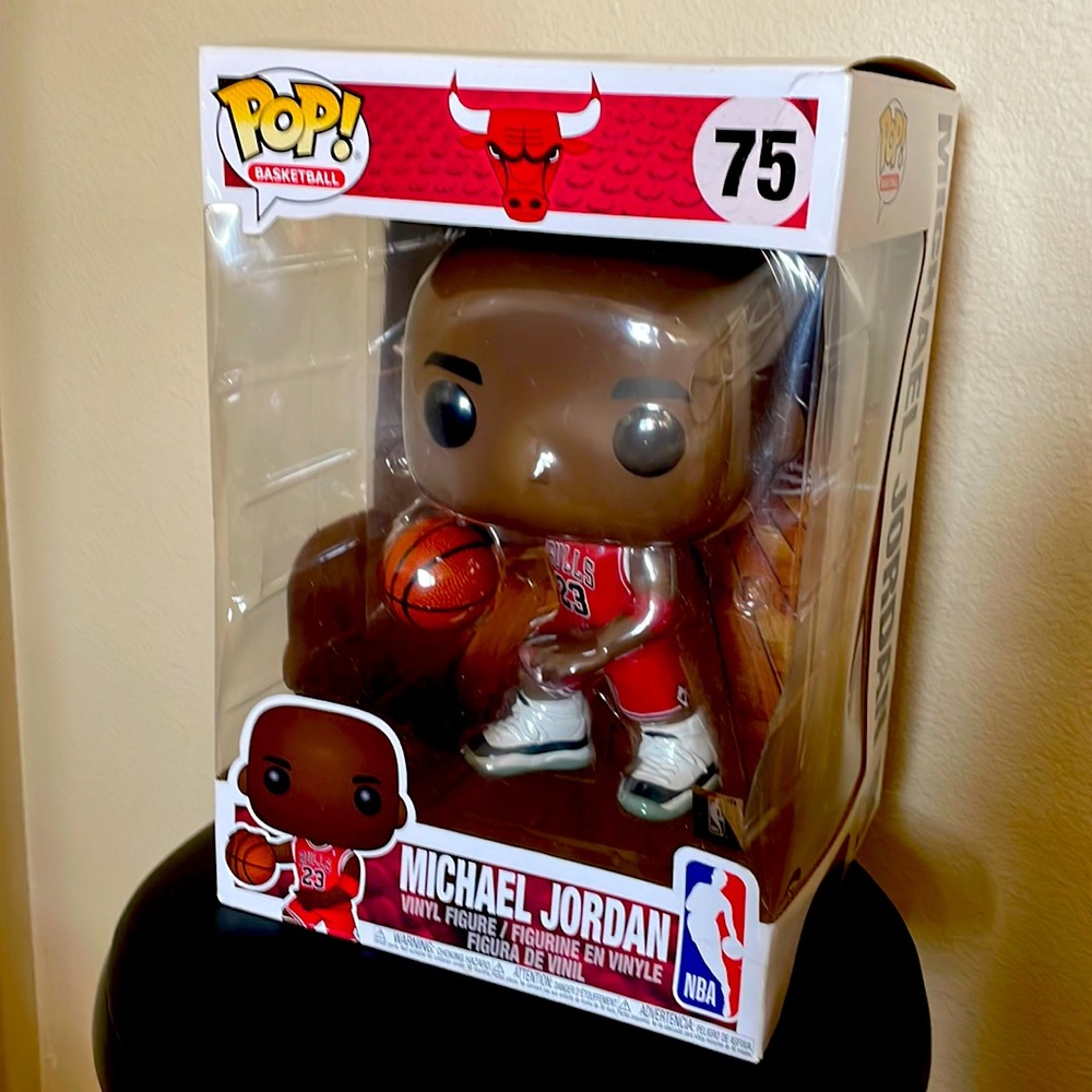 75 Funko POP 10”Jumbo Michael Jordan figure!#75 New in the box!Chicago Bulls NBA
